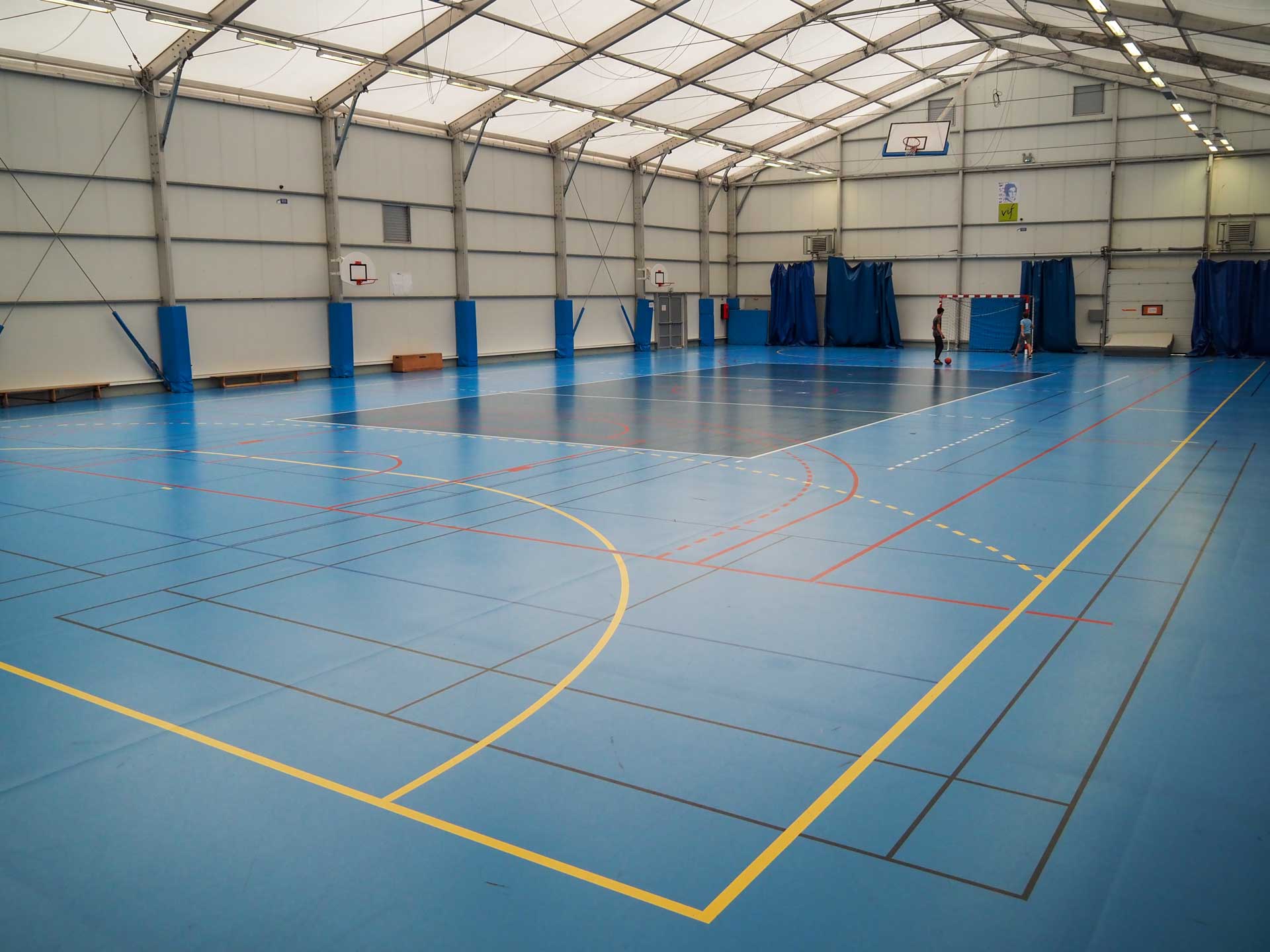 Gymnase provisoire sous chapiteau utilisé par le collège